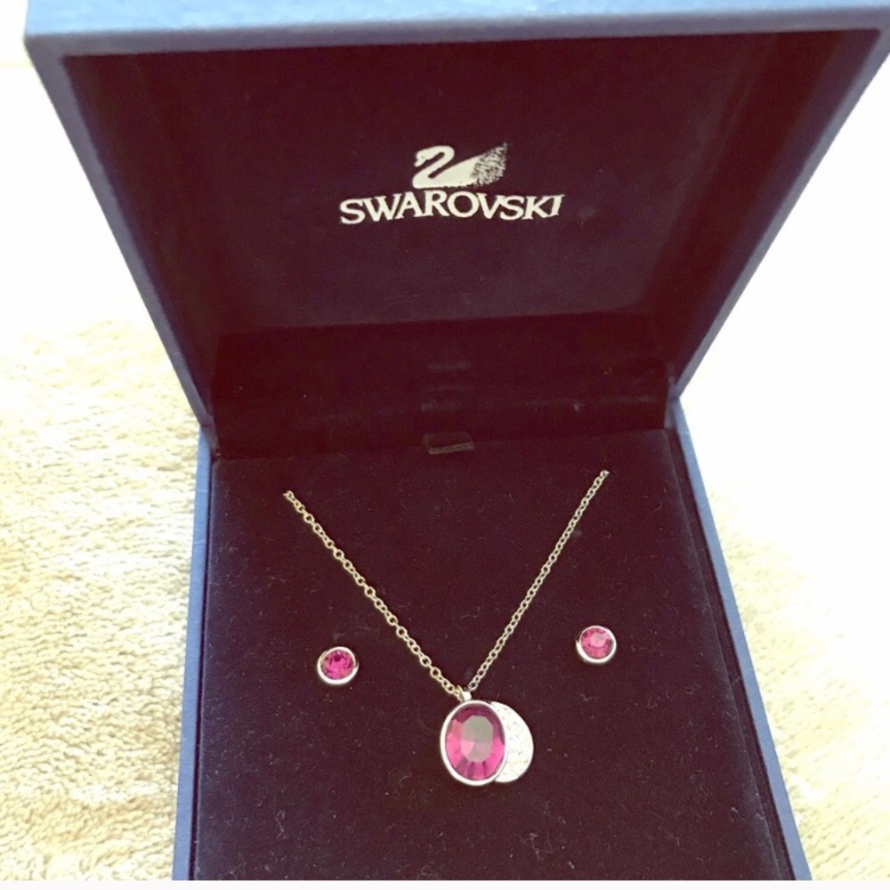 SWAROVSKI NECKLACE AND STUD EARRINGS